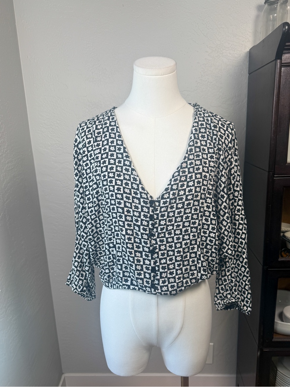 Kendall + Kylie Black White Floral Cropped Blouse Rayon Size L